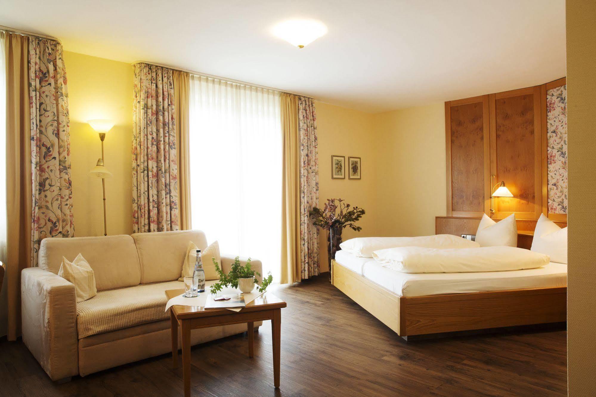 Hotel & Restaurant Dornweiler Hof Илертисен Екстериор снимка