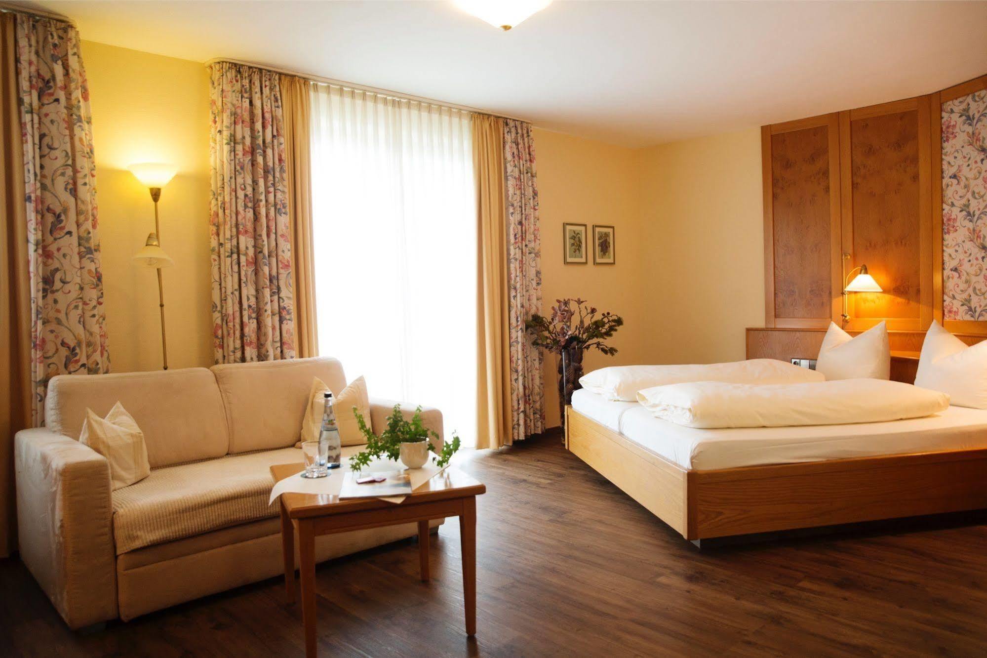Hotel & Restaurant Dornweiler Hof Илертисен Екстериор снимка