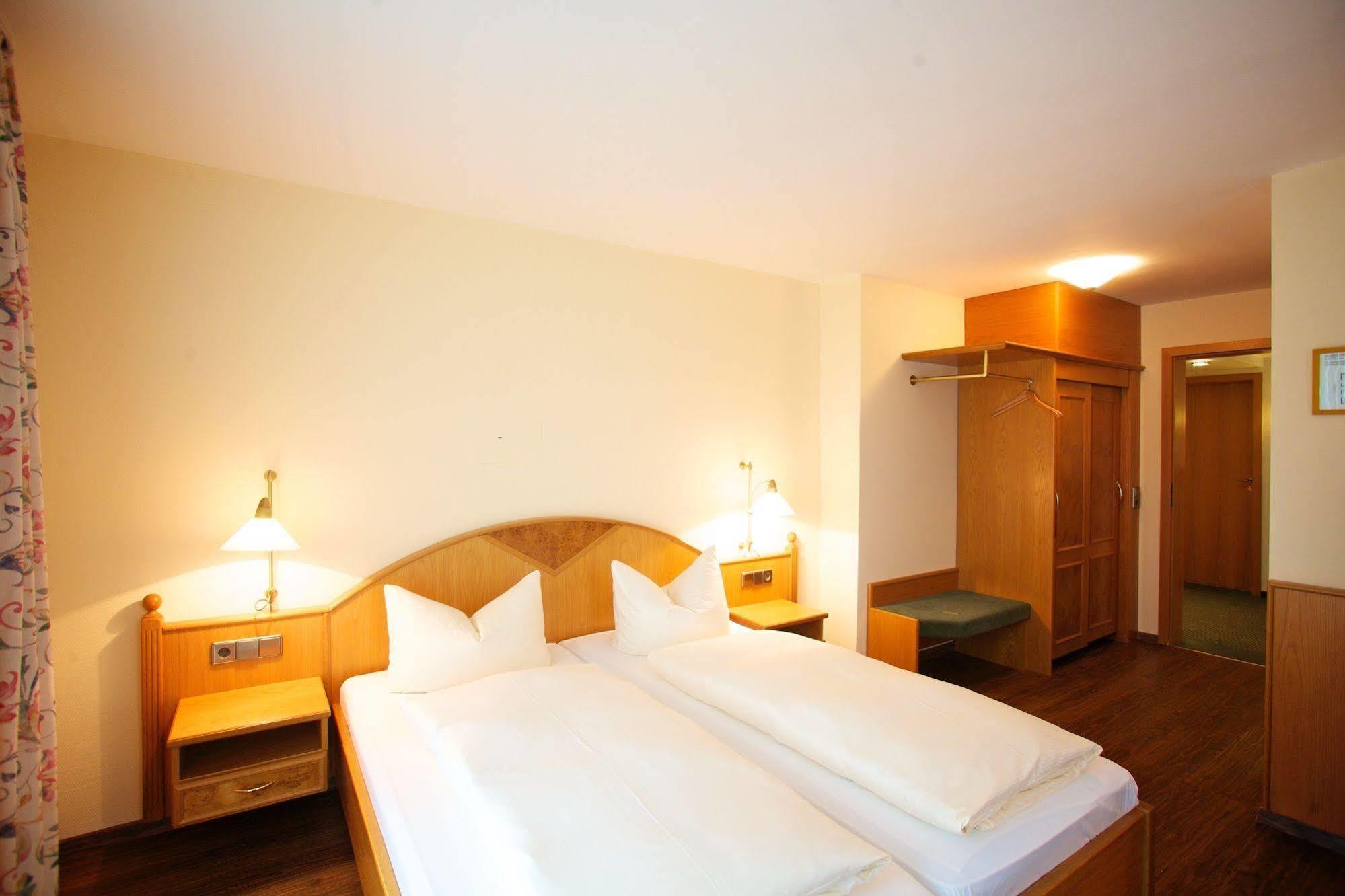 Hotel & Restaurant Dornweiler Hof Илертисен Екстериор снимка