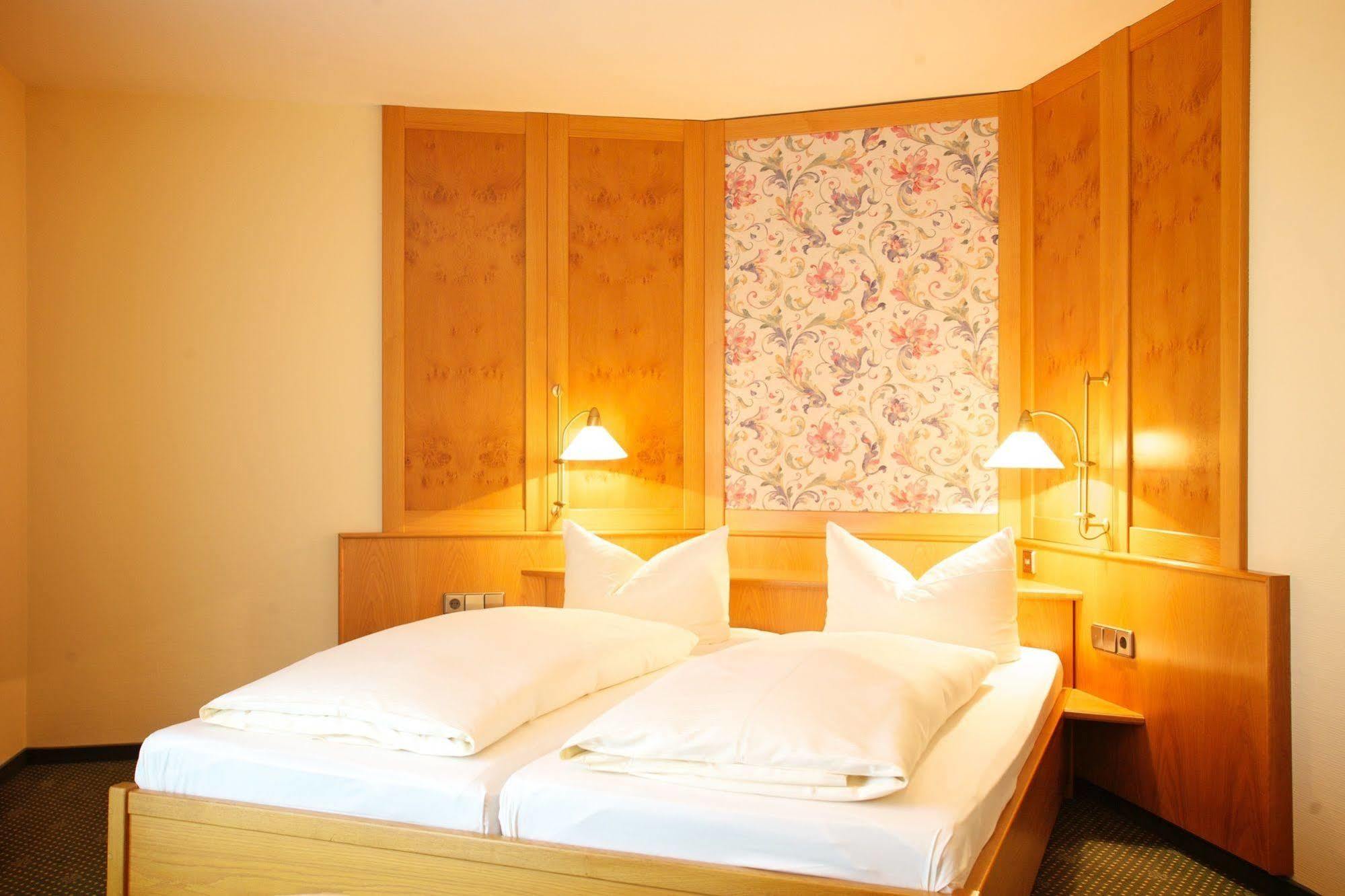 Hotel & Restaurant Dornweiler Hof Илертисен Екстериор снимка